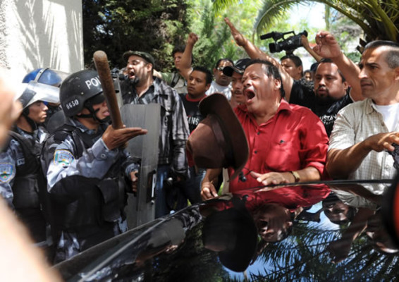 Manuel Zelaya califica de 'debil' a la OEA