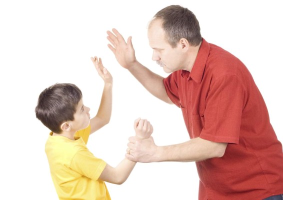 Castigar a los niños los vuelve agresivos