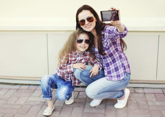 Mamá moderna, 'fashionista” y tecnológica