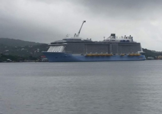 Gigantesco crucero atraca en Roatán, Islas de la Bahía