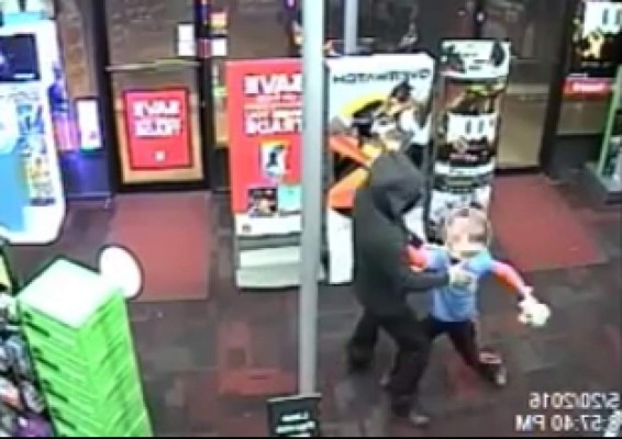 Niño se defiende de ladrones con oso de peluche