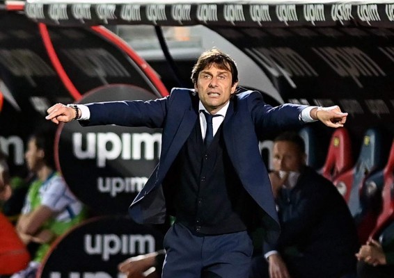Inter Milan's Italian coach Antonio Conte gestures during the Italian Serie A football match Crotone vs Inter Milan at the Ezio Scida Stadium in Crotone on May 1, 2021. (Photo by giovanni isolino / AFP)
