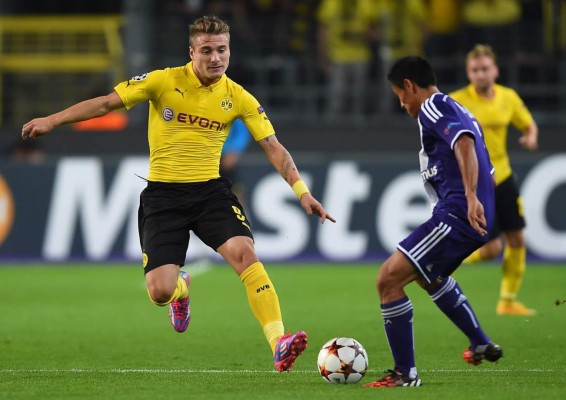 Andy Najar marcado por el italiano del Borussia Dortmund, Ciro Immobile.
