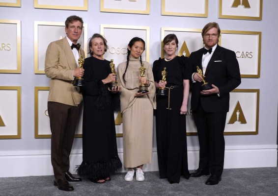'Nomadland' domina los Óscar con tres premios, incluido mejor película  