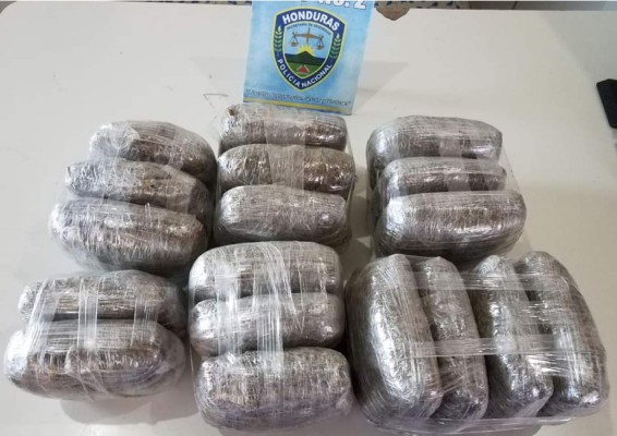 Detienen a joven con varios paquetes de supuesta marihuana   