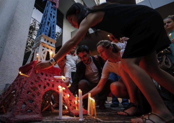 Francia guarda un minuto de silencio en memoria de las víctimas de Niza 
