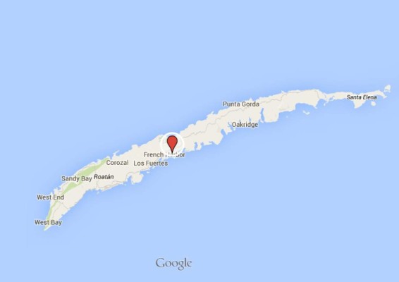 Se quema barcaza cargada de asfalto en Roatán