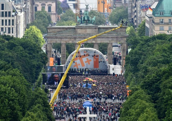 Overall view shows church day participants listening to speeches by former US president Barack Obama and German Chancellor Angela Merkel attending a panel discussion on stage during the Protestant church day (Kirchentag) event at the Brandenburg Gate (Brandenburger Tor) in Berlin on May 25, 2017. ?Former US president Barack Obama attends a panel discussion with German Chancellor Angela Merkel in Berlin before heading to Baden-Baden to receive a German media prize. / AFP PHOTO / Christof STACHE