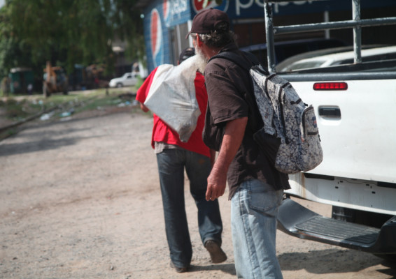 Enfrente de posta y agentes le roban batería a patrulla policial
