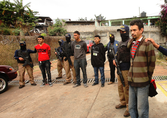 Capturan a cuatro supuestos delincuentes en la capital