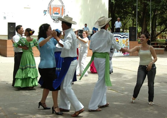 Maestros elaboran comidas típicas de Cuba