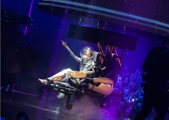 Miley Cyrus se fuma las críticas en los EMA 2013