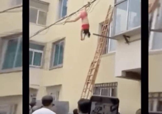 Escapa de la esposa de su amante y queda atorada en cables eléctricos