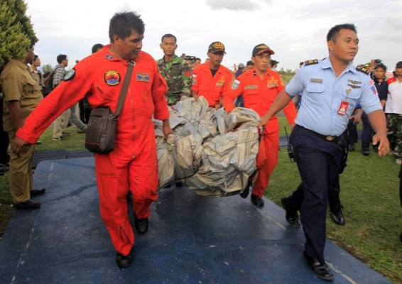 Hallan cadáveres y restos del avión de AirAsia en el mar de Java