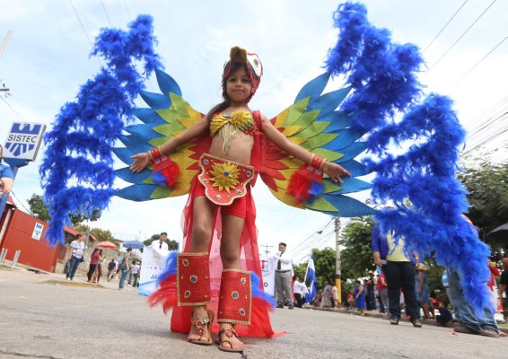 Unos 35,000 escolares muestran amor a la patria