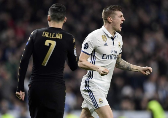 Real Madrid's German midfielder Toni Kroos celebrates a goal during the UEFA Champions League round of 16 first leg football match Real Madrid CF vs SSC Napoli at the Santiago Bernabeu stadium in Madrid on February 15, 2017. / AFP PHOTO / JAVIER SORIANO