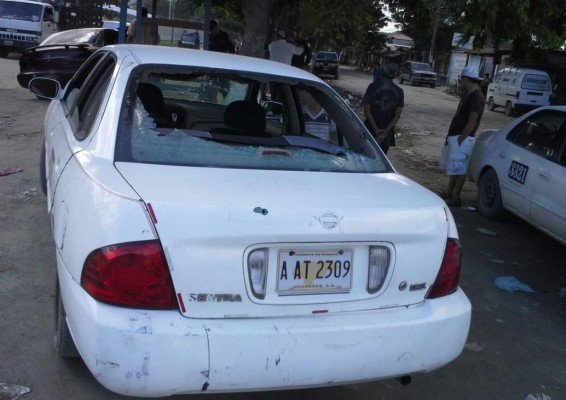 Encuentran tiroteado un taxi en San Pedro Sula
