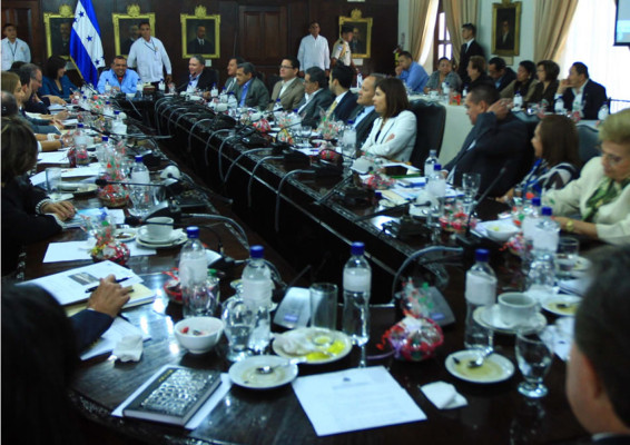 Lobo convoca a sesión extraordinaria de Consejo de Ministros