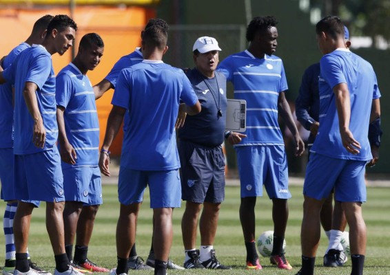 Pinto cambiaría esquema de Honduras frente a Portugal