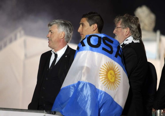 Real Madrid ofrece la Décima a los miles de aficionados en Cibeles