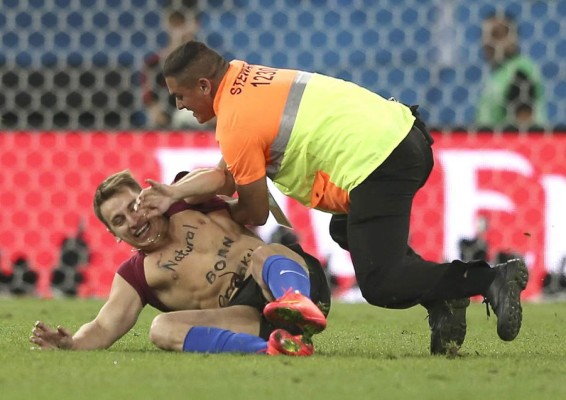 Interrumpe el partido para besar a defensa alemán