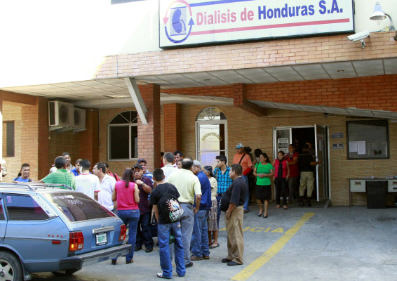 Pacientes renales denuncian maltratos