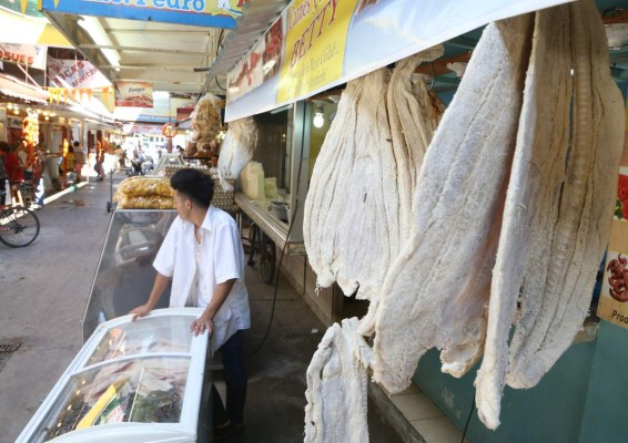 Decomisan pescado seco en mal estado en mercados sampedranos