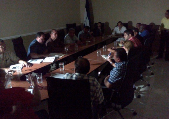 Por apagones de la Enee sesionan a oscuras en la alcaldía de La Ceiba