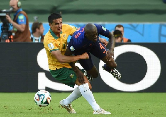 Defensa holandés sufre conmoción cerebral tras caer de cara