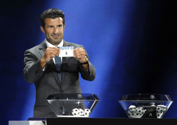 Luis Figo sacó las bolas del sorteo de la Champions