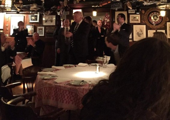 Sorprenden a Trump al celebrar su triunfo en un club de Nueva York