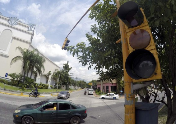 Semáforos de San Pedro Sula están viejos y descuidados