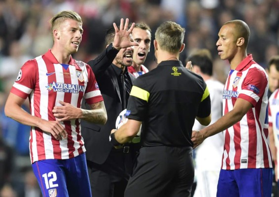 Simeone expulsado por invadir el terreno de juego