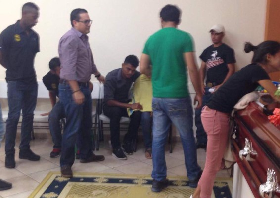 Plantilla del Real España acompañó a su dolor a Darwin Arita