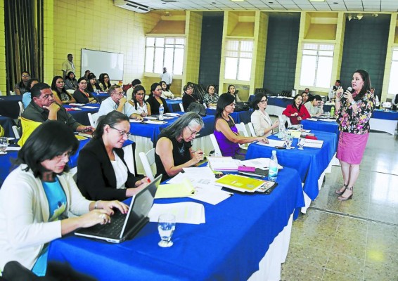 Embarazos condenan a jóvenes de escasos recursos