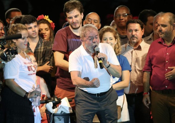 BRA203 RÍO DE JANEIRO (BRASIL), 11/04/2016 - El expresidente Luiz Inácio Lula da Silva (c) participa hoy, lunes 11 de abril de 2016, en una manifestaciòn en contra de la destitución de la presidenta de Brasil, Dilma Rousseff, en el centro de Río de Janeiro. La decisión de una comisión parlamentaria de proseguir el trámite para un juicio político contra Dilma Rousseff la convierte en el tercer gobernante de Brasil que llega a esa instancia, aunque con más similitudes con el caso del destituido Fernando Collor que con Getulio Vargas, que fue absuelto. EFE/ FERNANDO MAIA