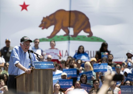 Bernie Sanders resiste las presiones de su partido