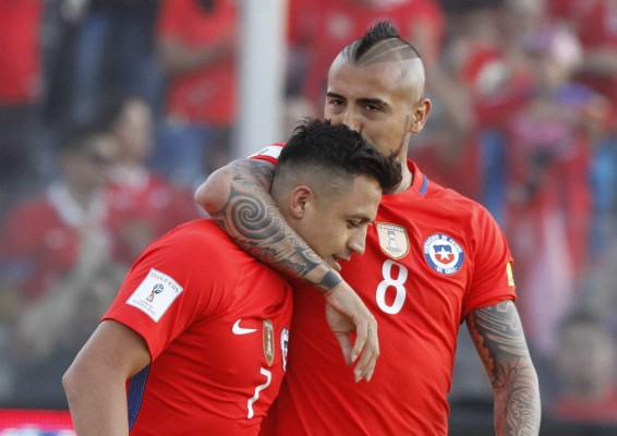 28 de Marzo del 2017/SANTIAGOAlexis Sanchez, celebra su gol junto a sus compañeros, durante el partido por la Clasificatorias al Mundial de Rusia 2018 entre las selecciones de Chile vs Venezuela jugado en el Estadio Monumental. En la imagen Arturo Vidal y Alexis Sanchez .FOTO:RODRIGO SAENZ/AGENCIAUNO