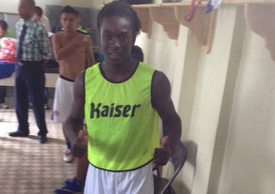 Futbolista dejó las canchas y ahora labora en una maquila