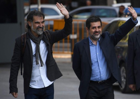 España envía a prisión a dos líderes independentistas por sedición
