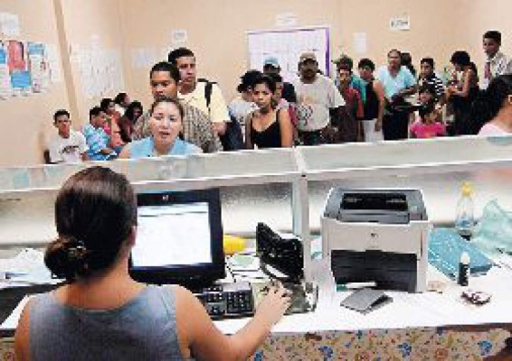 Abarrotadas las oficinas del RNP en La Lima