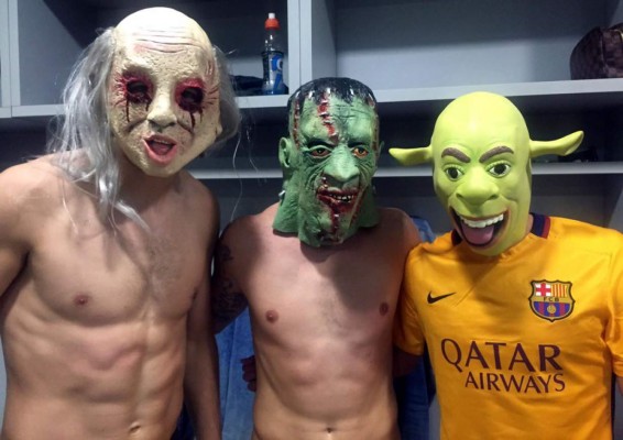 Jugadores del Barcelona se disfrazan e interrumpen una rueda de prensa