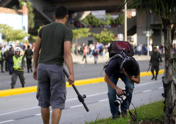 Santos militariza Bogotá, protestas de campesinos dejan dos muertos