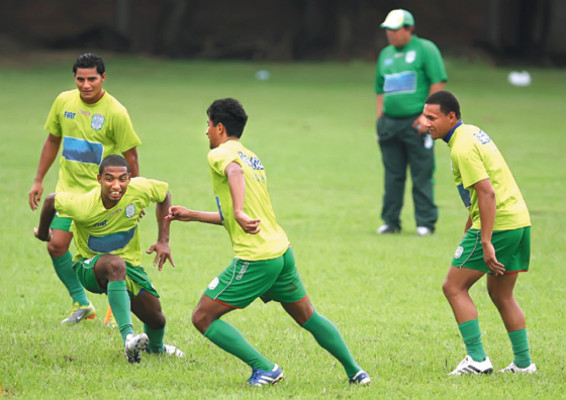 Shane Orio por Orlin en el arco contra la Máquina