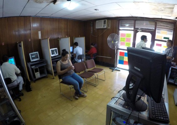 Sastrerías, talabarterías y los cibercafés, negocios en declive