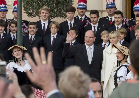 Mónaco presenta a sus príncipes mellizos