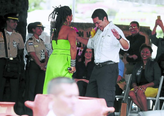 Presidente hondureño encabeza fiesta de Identidad Nacional