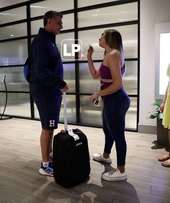 La joven estuvo charlando con el entrenador de la Selección de Honduras por varios minutos.