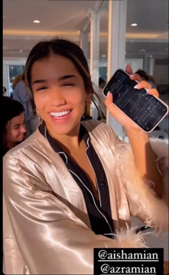 Lo que llamó la atención de la mayoría de los seguidores fue la actividad de Azra Mian en su teléfono que sostenía en el momento que fue enfocada con la cámara. Se pudo ver a Azra enviándole mensajes de texto a Bellingham, que se dirigía al Real Madrid, mientras los dos aparentemente disfrutaban de una gran conversación.