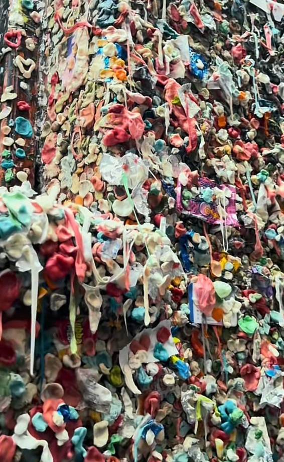 La pared desde hace varios años acumula gomas de cientos de turistas y nacionales que dejan sus gomas de mascar 